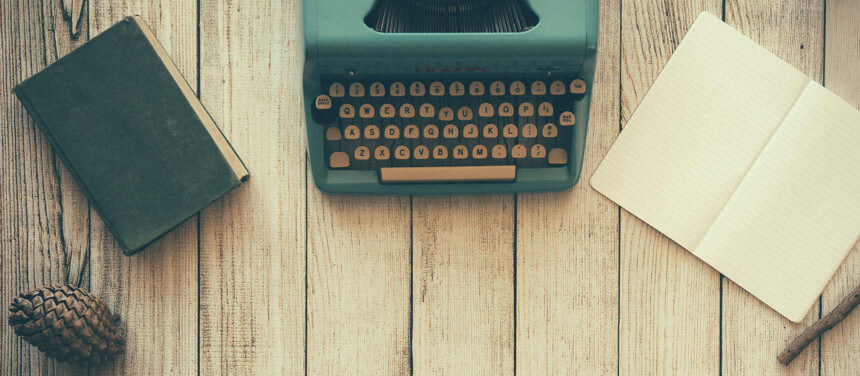 Teaser zum IFM-Wissensbrunch Storytelling zeigt einen Schreibtisch mit einer Schreibmaschine und anderen Utensilien im Vintage-Look