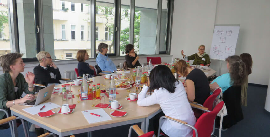 Dozentin und Teilnehmerinnen am Tisch im Seminarraum beim IFM-Wissensbrunch zum Thema Storytelling