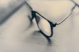 Brille auf einem Buch