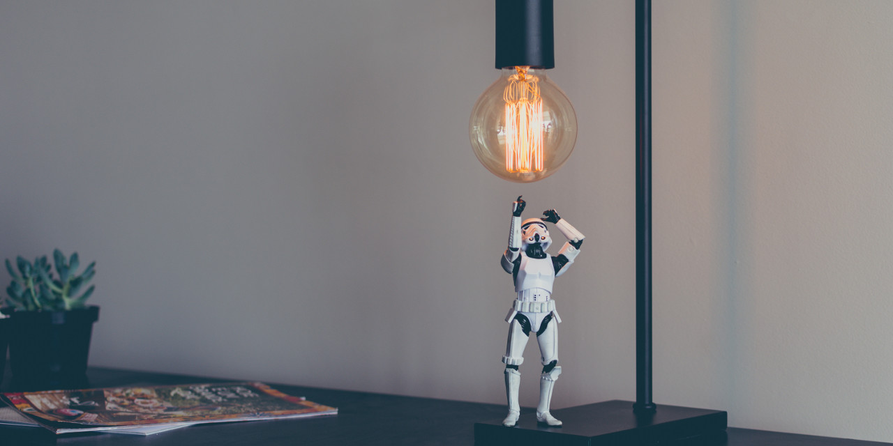 Star Wars Figur checkt die Qualität einer Lampe