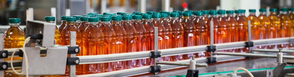 Produktionslinie in einer Fabrik mit Flaschen