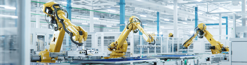 Roboterarme am Fließband in einer Produktionsfabrik
