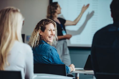 Teilnehmerin im IFM-Seminar hat Spaß am Lernen