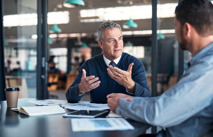 Business Coach und Führungskraft im Gespräch