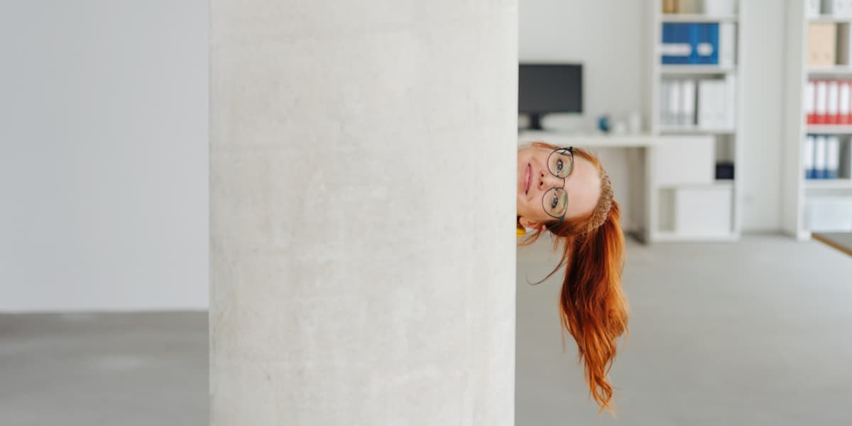 Personalsachbearbeiterin im Büro blickt witzig um die Ecke