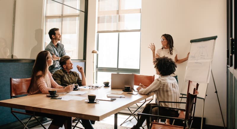 Dozent:in und Teilnehmende eines Seminars