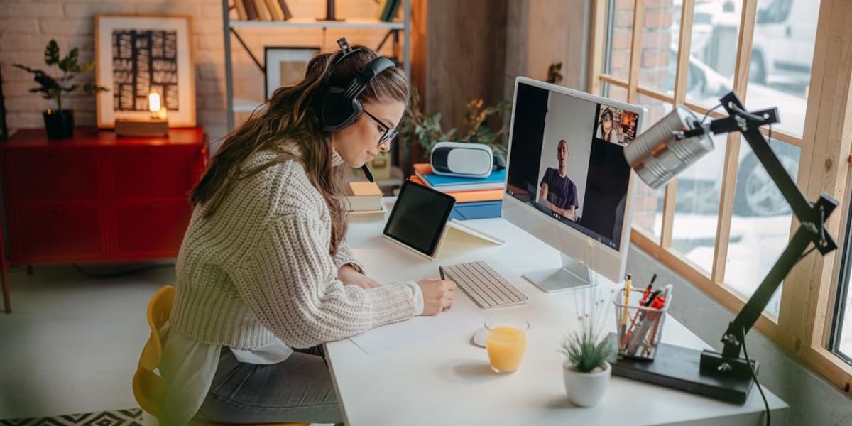 Content Creator:in am Schreibtisch bei der Arbeit