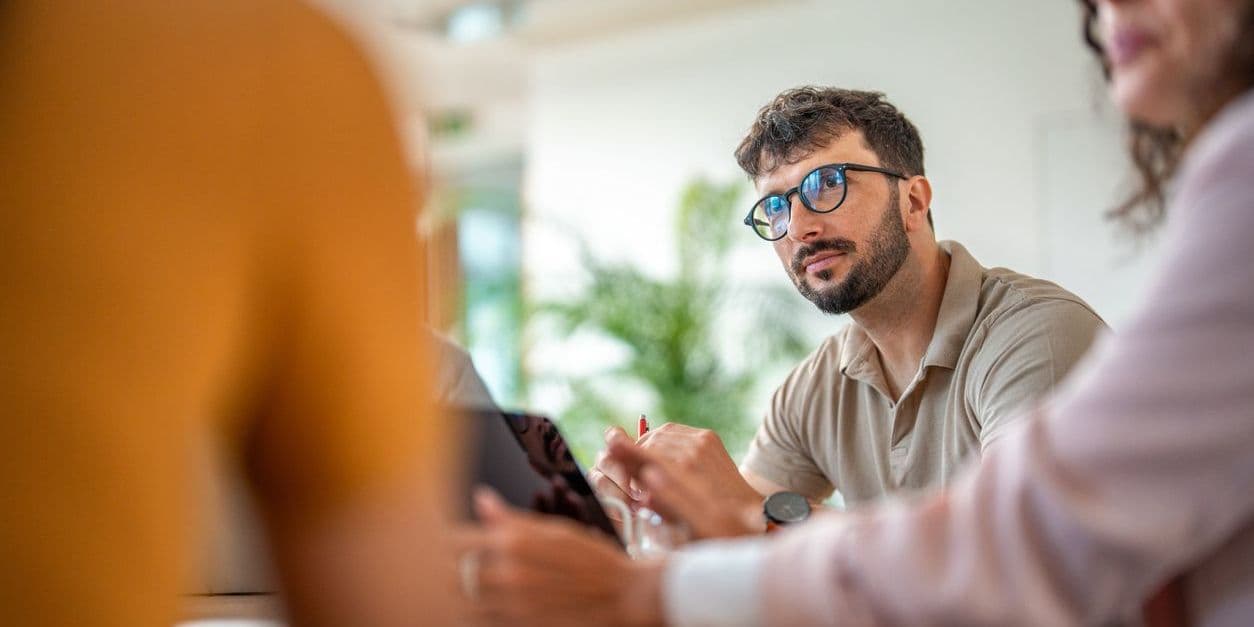 Führungskraft hört im Meeting zu