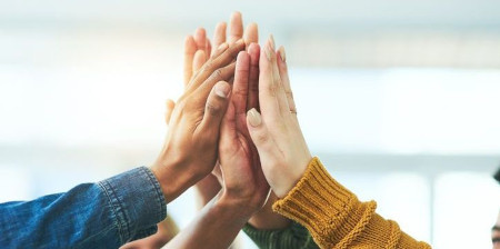 Motivation in Action: Handschlag eines Teams