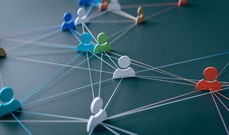 Figuren mit Verbindungen zeigen Teamwork