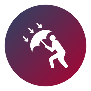 Person hält Regenschirm zum Schutz vor Außenwirkungen