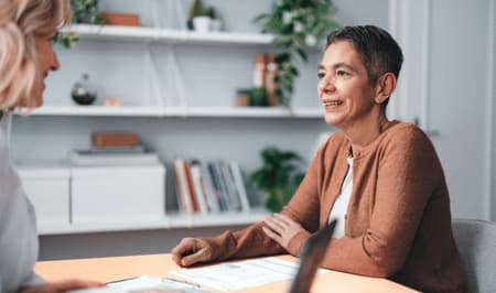 Gespräch zwischen Arbeitnehmerin und Führungskraft