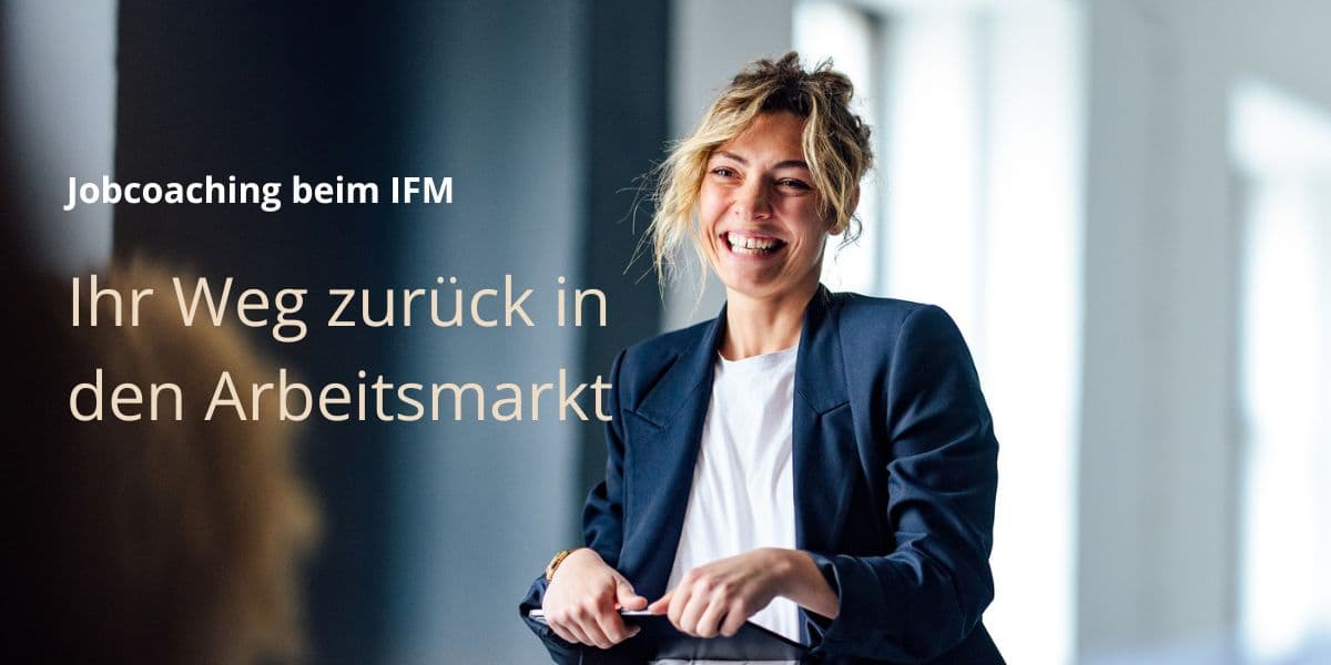 Professionelle Coachin steht vor ihrem Coachee mit einem Lachen