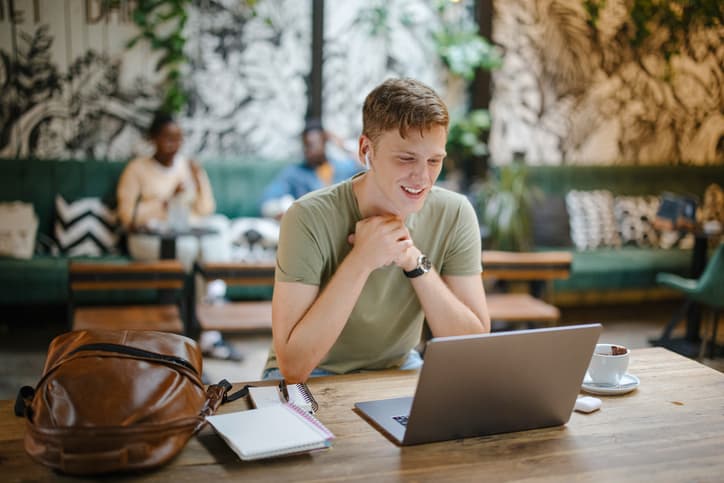 Student am Laptop bereitet sich im Jobcoaching online auf seine Zukunft vor