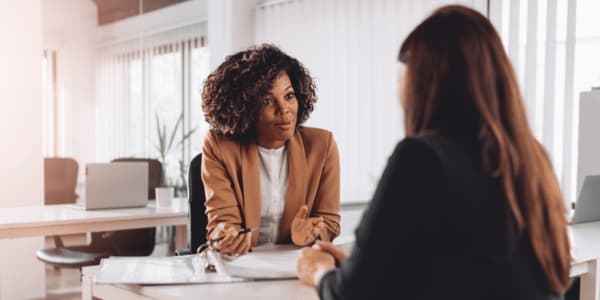 Arbeitsuchende und Beraterin im Gespräch zum Aktivierungs- und Vermittlungsgutschein