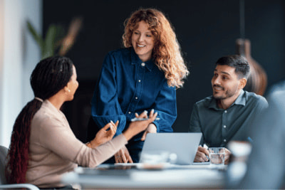 3er Team arbeitet in einer Weiterbildung zusammen
