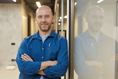 Geschäftsführer blickt in die Kamera