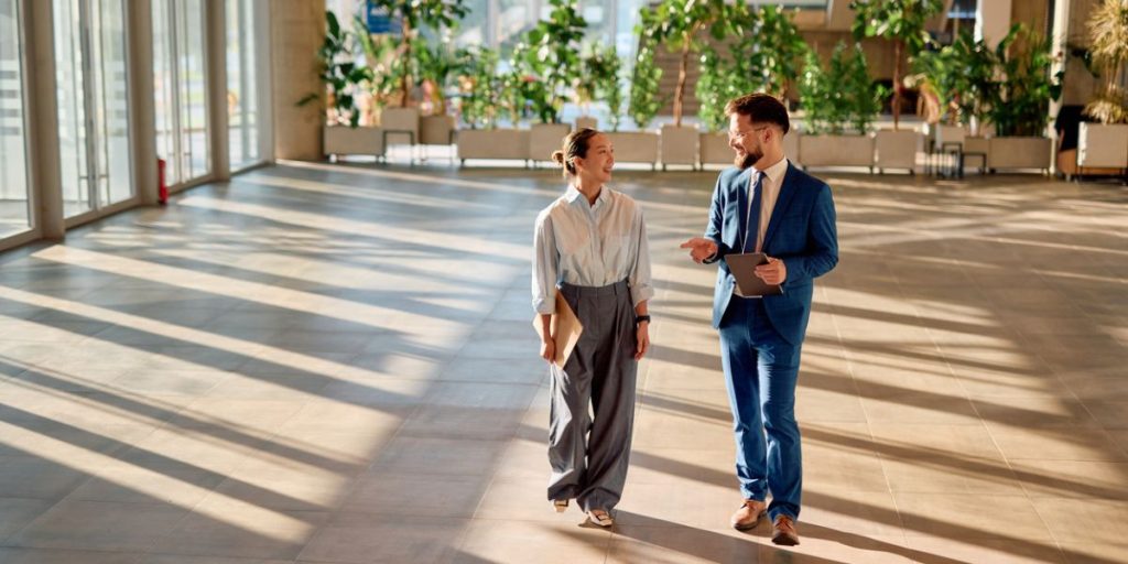 Zwei junge Menschen im Berufsleben tauschen sich über ihre nächste Weiterbildung aus