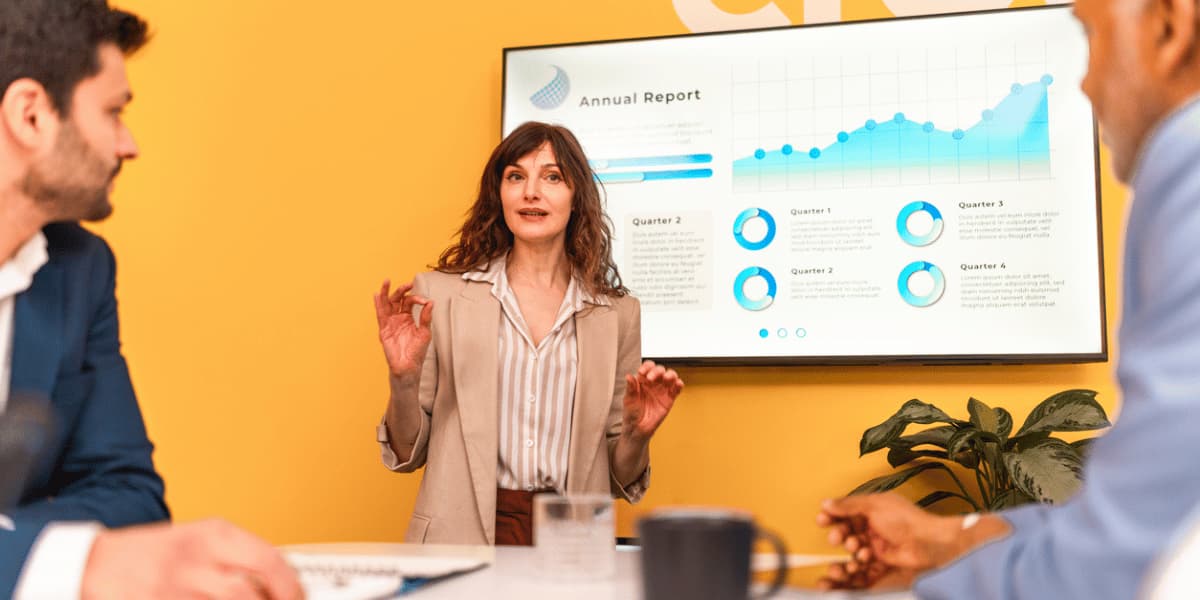 Personalerin präsentiert im Meeting Jahreszahlen, die sie mit KI ausgewertet hat