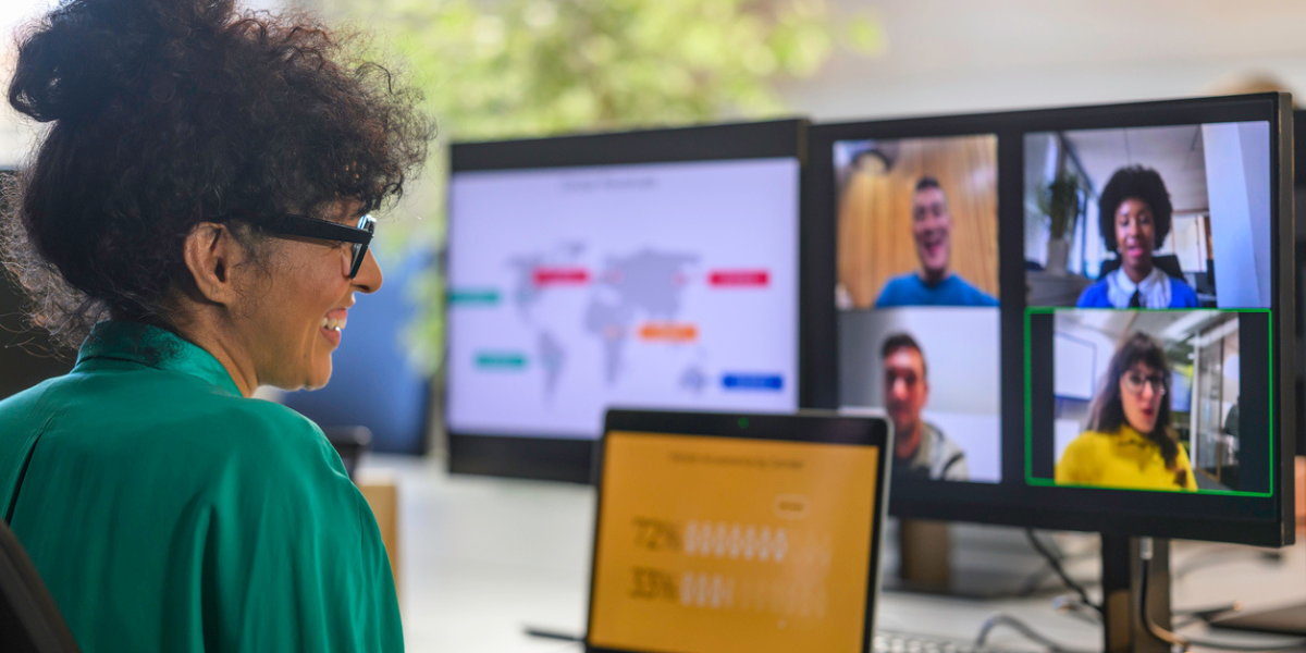 Führungskraft beim hybriden Arbeiten im Online-Meeting