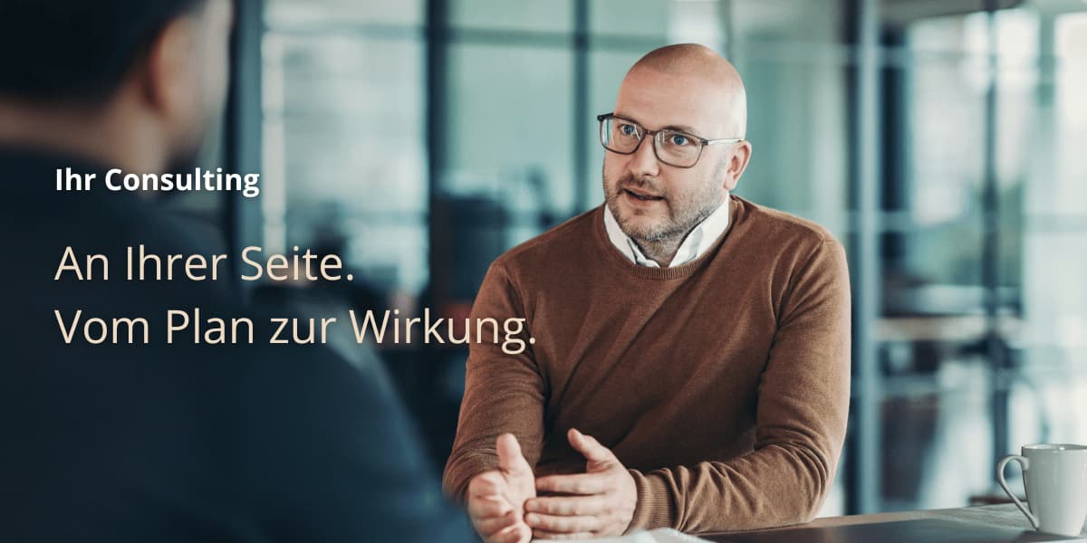 Berater im Dialog mit einem Kunden aus einem Unternehmen: auf Augenhöhe und lösungsorientiert